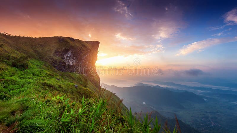 Härligt landskap av den Phu Chifa på soluppgång Nationalpark för Phu Chifa i Chiang Rai Province, Thailand fotografering för bildbyråer Härligt landskap av den Phu Chifa på soluppgång Nationalpark för Phu Chifa i Chiang Rai Province, Thailand fotografering för bildbyråer