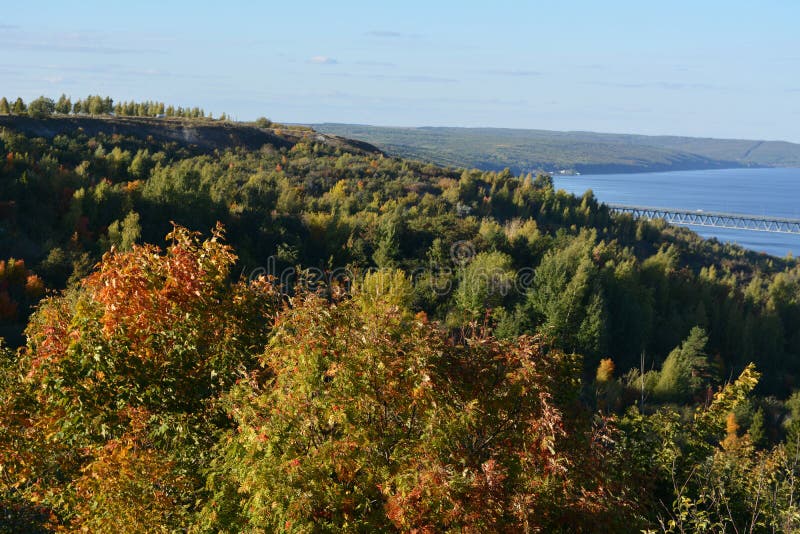Härligt landskap med skogen på banken av Volga River Pittoresk plats i nedgång arkivfoton Härligt landskap med skogen på banken av Volga River Pittoresk plats i nedgång arkivfoton