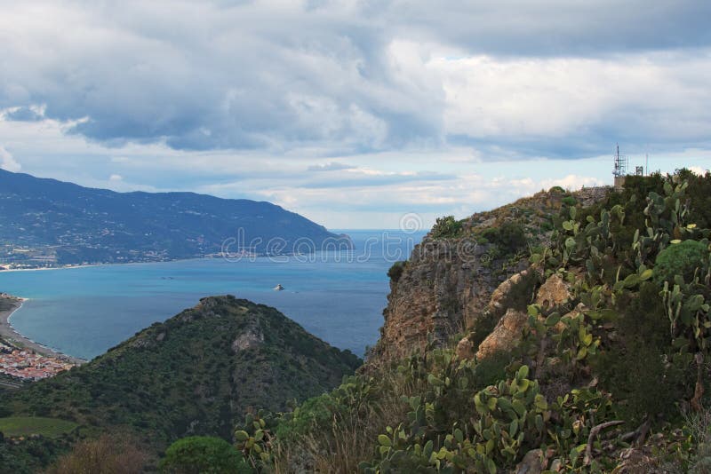 härligt liggandeberg Den enorma kolonin av kakturs satte på berglutningen Tindari sicily arkivfoton härligt liggandeberg Den enorma kolonin av kakturs satte på berglutningen Tindari sicily arkivfoton