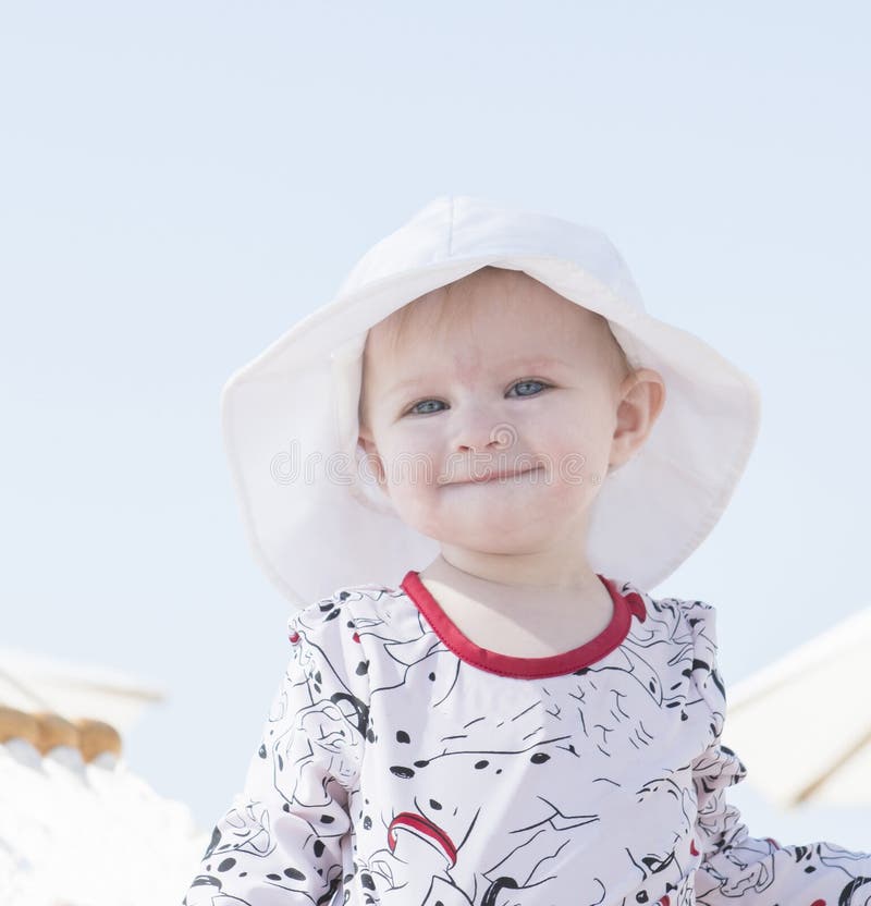 Härligt lyckligt uttrycksfullt blont flickalitet barn i hängmatta på stranden royaltyfria bilder Härligt lyckligt uttrycksfullt blont flickalitet barn i hängmatta på stranden royaltyfria bilder