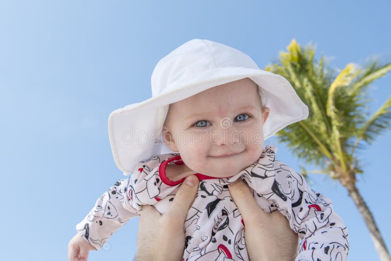 Härligt lyckligt uttrycksfullt blont flickalitet barn på stranden royaltyfri foto Härligt lyckligt uttrycksfullt blont flickalitet barn på stranden royaltyfri foto