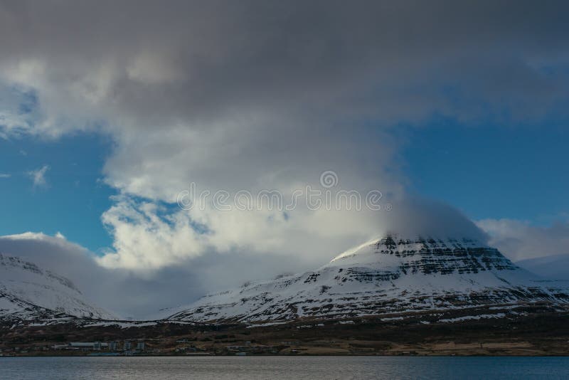 Härligt skott av högväxta snöig berg med stora moln i himlen royaltyfri fotografi Härligt skott av högväxta snöig berg med stora moln i himlen royaltyfri fotografi