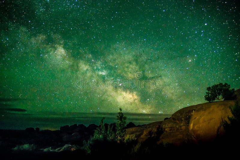 Härligt skott för mjölkaktig väg på bågenationalparken Utah USA Berömd turist- fläck astronomiplatsUtah låg för ljus förorening