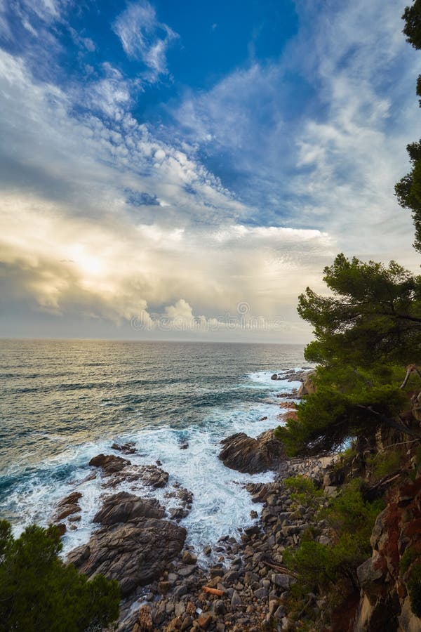 Härligt solnedgångljus i Costa Brava av Spanien, nära staden Palamos royaltyfria bilder Härligt solnedgångljus i Costa Brava av Spanien, nära staden Palamos royaltyfria bilder