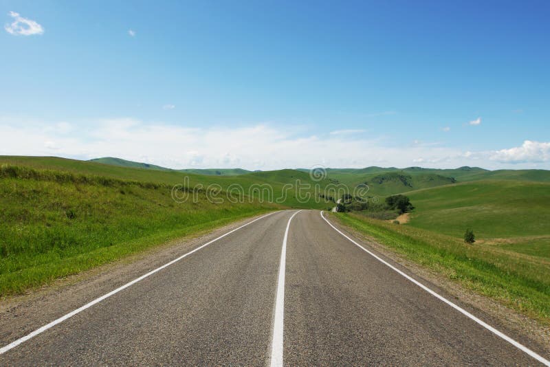 Härligt sommarlandskap med en rak asfaltmotorway som går bland gröna kullar fotografering för bildbyråer Härligt sommarlandskap med en rak asfaltmotorway som går bland gröna kullar fotografering för bildbyråer