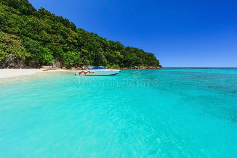 Härligt tropiskt Andaman hav med stranden och blå himmel royaltyfri foto Härligt tropiskt Andaman hav med stranden och blå himmel royaltyfri foto