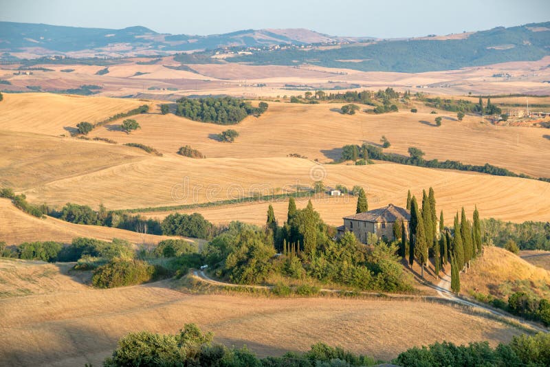 Härligt typisk bygdsommarlandskap i Tuscany Italien royaltyfria bilder