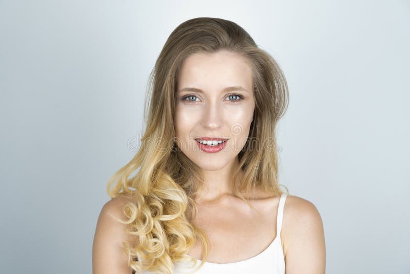 Härligt ungt blont caucasian kvinnaslut upp vit bakgrund royaltyfria bilder Härligt ungt blont caucasian kvinnaslut upp vit bakgrund royaltyfria bilder