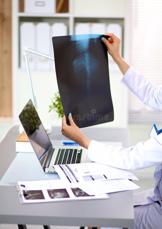 Härligt ungt le kvinnligt doktorssammanträde på royaltyfri foto Härligt ungt le kvinnligt doktorssammanträde på royaltyfri foto