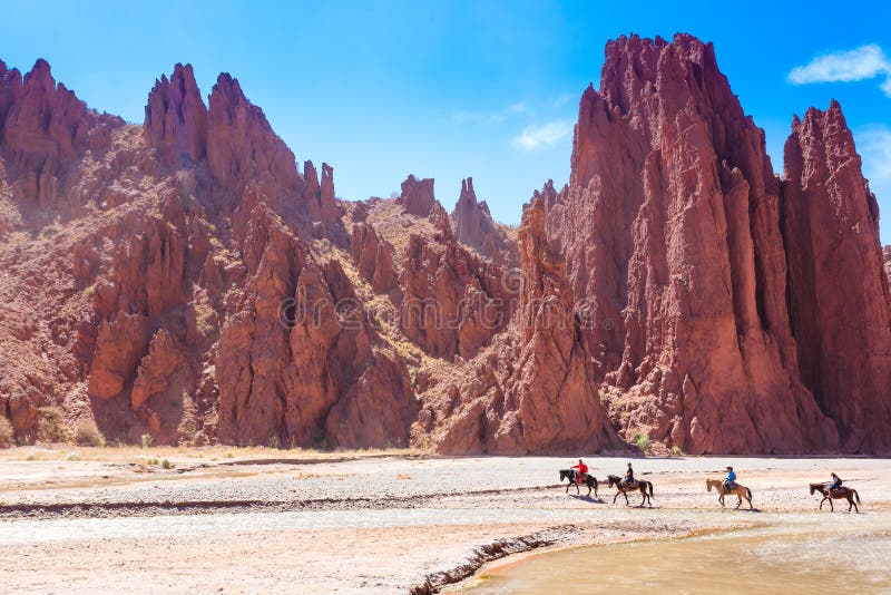 Hästryttare som korsar floden, Bolivia royaltyfri fotografi Hästryttare som korsar floden, Bolivia royaltyfri fotografi