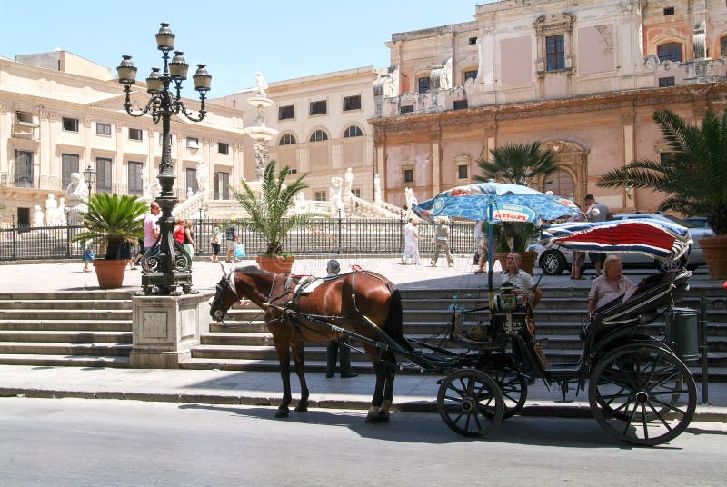Hästvagnar på piazza Pretoria med den storartade springbrunnen royaltyfria bilder Hästvagnar på piazza Pretoria med den storartade springbrunnen royaltyfria bilder