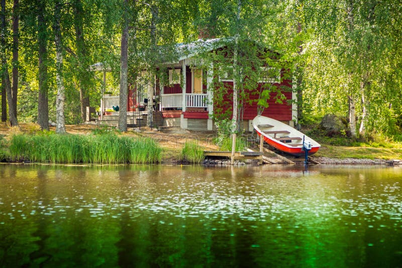 Häuschen durch den See in ländlichem Finnland
