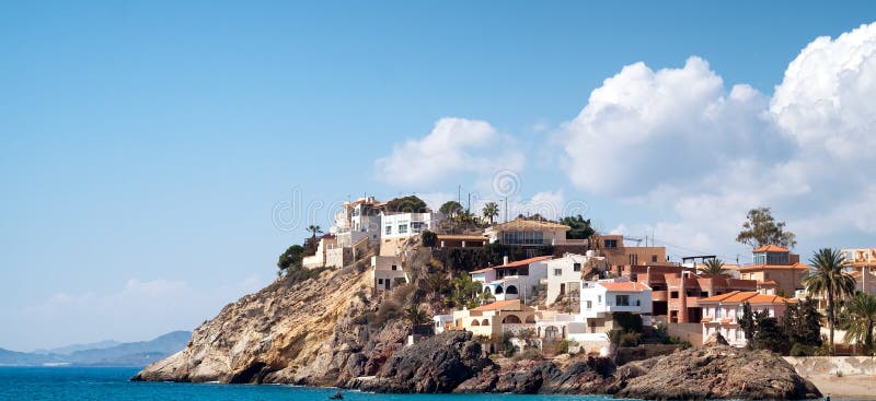 Häuser, die das Meer auf einer spanischen Landspitze übersehen lizenzfreie stockfotos Häuser, die das Meer auf einer spanischen Landspitze übersehen lizenzfreie stockfotos