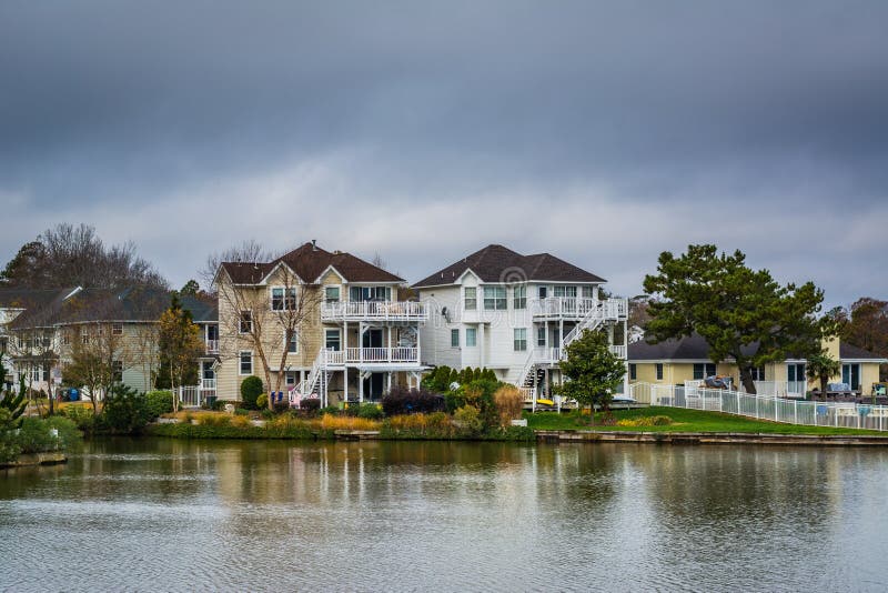 Häuser entlang dem Ufer der See-Stechpalme, in Virginia Beach, Virgini lizenzfreie stockfotos Häuser entlang dem Ufer der See-Stechpalme, in Virginia Beach, Virgini lizenzfreie stockfotos