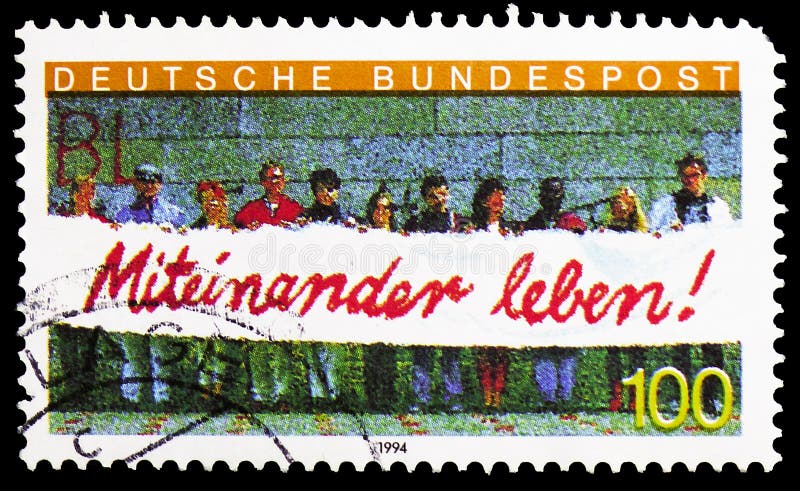 Hållande baner för folk, ’bo tillsammans ’integration av utländska arbetare i Tysklandserie, circa 1994 arkivfoton Hållande baner för folk, ’bo tillsammans ’integration av utländska arbetare i Tysklandserie, circa 1994 arkivfoton