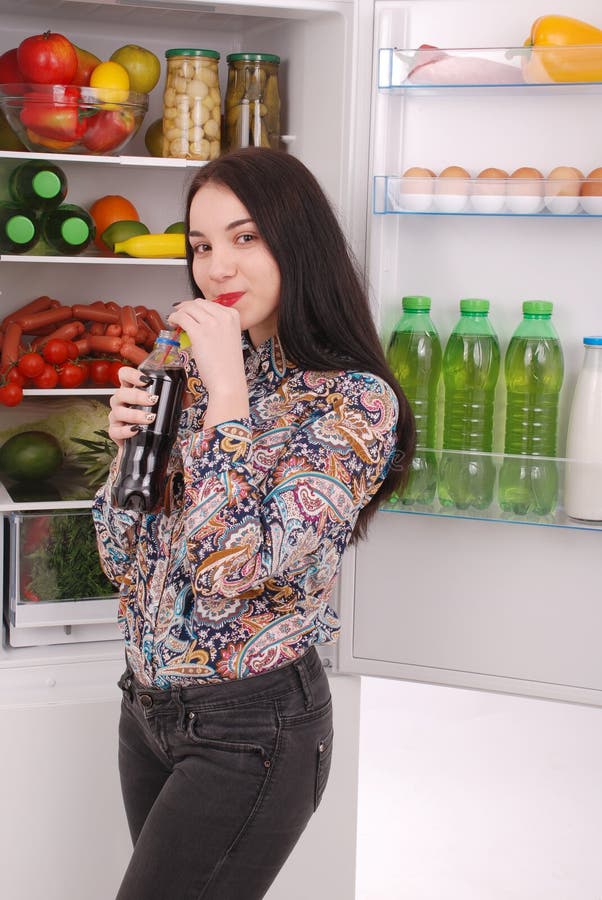 Hållande cola för ung flicka royaltyfri foto Hållande cola för ung flicka royaltyfri foto