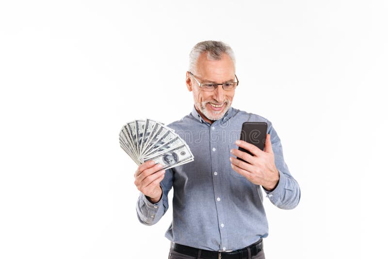 Hållande dollar för mogen man och isolerad användasmartphone royaltyfria foton Hållande dollar för mogen man och isolerad användasmartphone royaltyfria foton