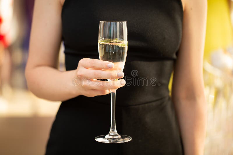 Hållande exponeringsglas för kvinna av champagne och att rosta, lyckligt festligt ögonblick royaltyfri fotografi Hållande exponeringsglas för kvinna av champagne och att rosta, lyckligt festligt ögonblick royaltyfri fotografi