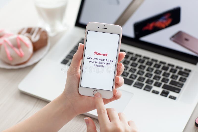 Hållande iPhone 6S Rose Gold för kvinna med tjänste- Pinterest arkivbild Hållande iPhone 6S Rose Gold för kvinna med tjänste- Pinterest arkivbild