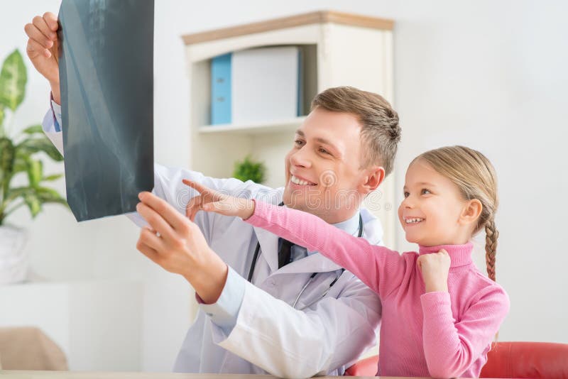 Hållande radiotelegram för yrkesmässig doktor royaltyfria foton Hållande radiotelegram för yrkesmässig doktor royaltyfria foton