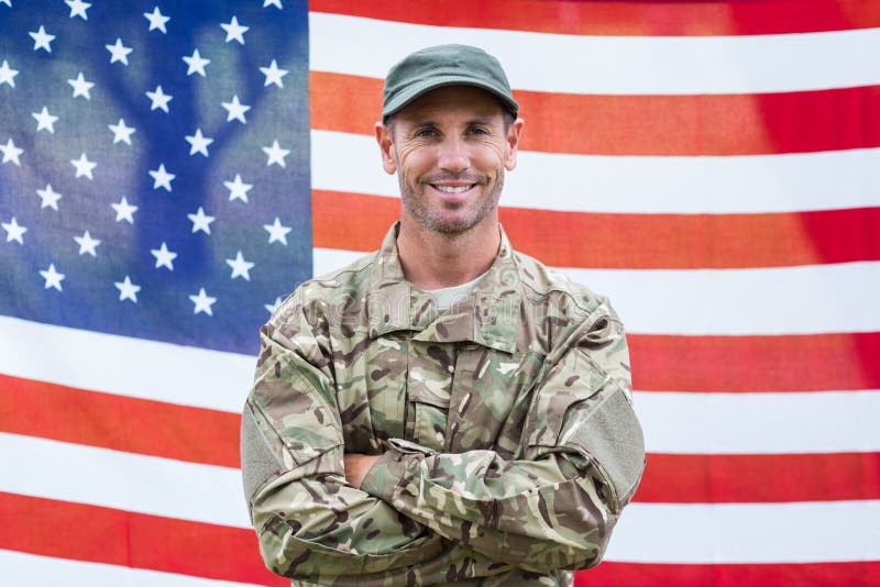 Hållande rekryteringtecken för amerikansk soldat fotografering för bildbyråer Hållande rekryteringtecken för amerikansk soldat fotografering för bildbyråer