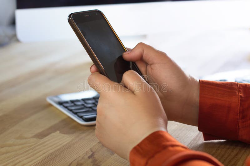 Hållande smartphone för kvinna i henne händer royaltyfri fotografi Hållande smartphone för kvinna i henne händer royaltyfri fotografi