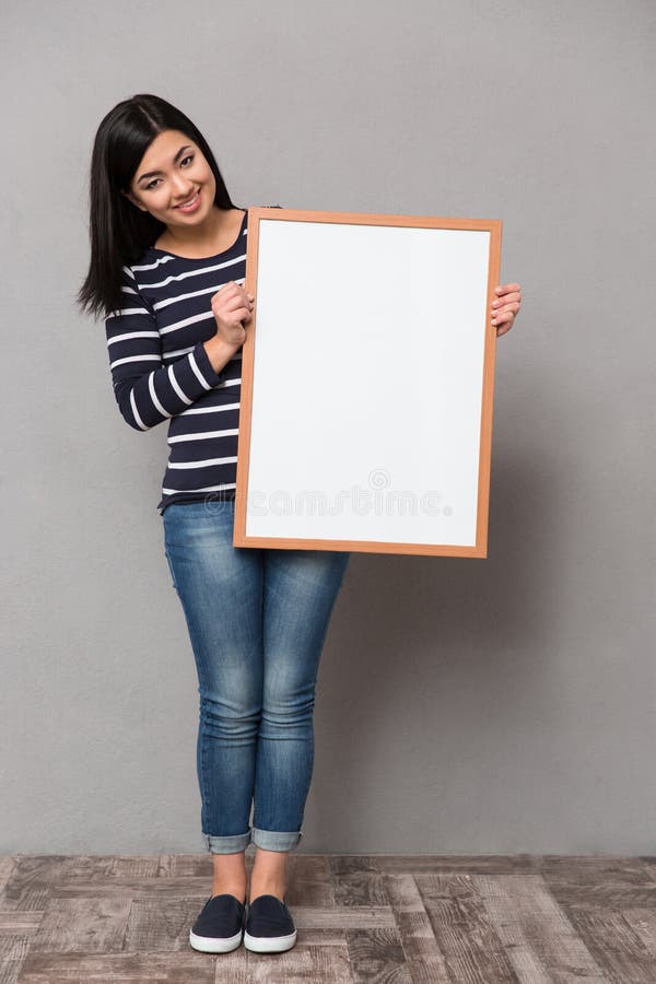 Hållande vit ram för asiatisk flicka arkivbilder