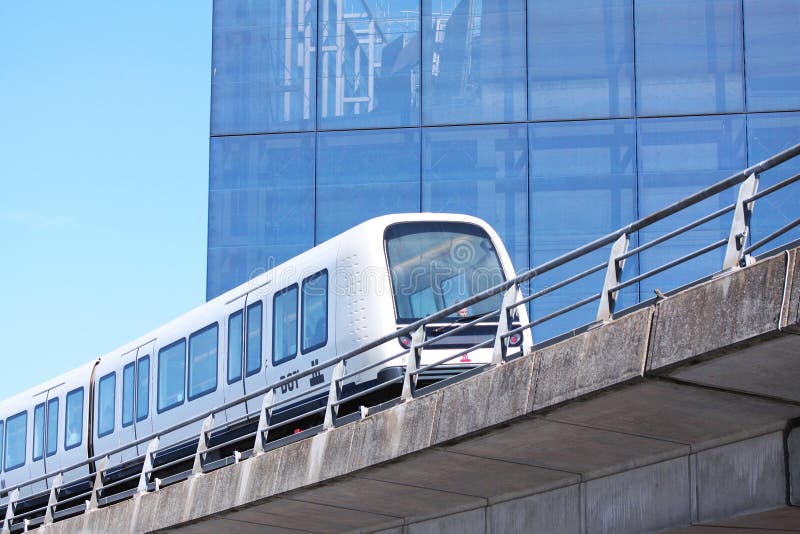 Hållbart driverless modernt ljust stångtunnelbanadrev på järnvägspår i Europa royaltyfria foton Hållbart driverless modernt ljust stångtunnelbanadrev på järnvägspår i Europa royaltyfria foton