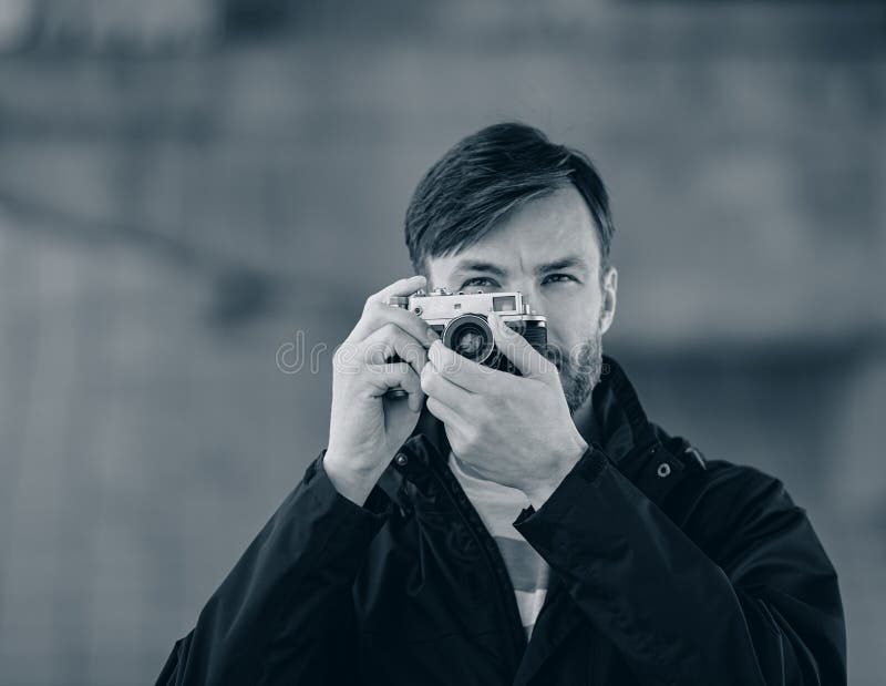 Håller ögonen på fotograferar den yrkesmässiga fotografen för den skäggiga mannen och wi royaltyfri fotografi Håller ögonen på fotograferar den yrkesmässiga fotografen för den skäggiga mannen och wi royaltyfri fotografi