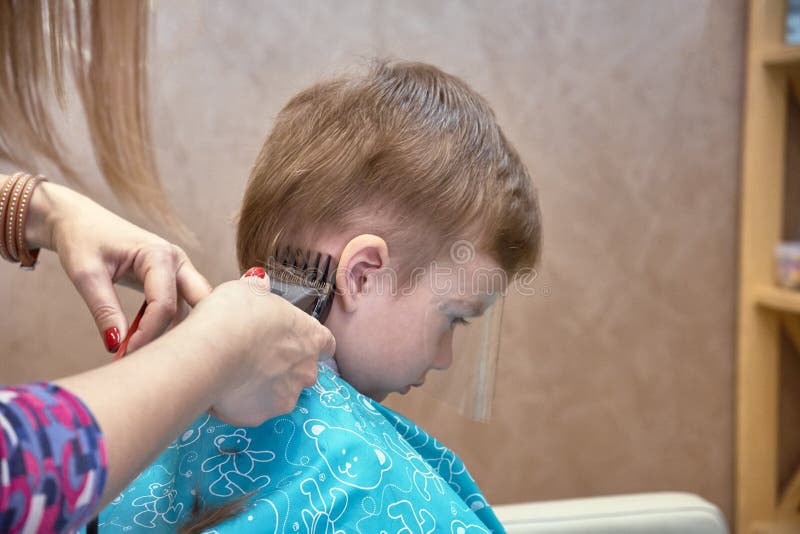 Hår för salong för barberarebarnpojke, frisyr royaltyfri foto Hår för salong för barberarebarnpojke, frisyr royaltyfri foto