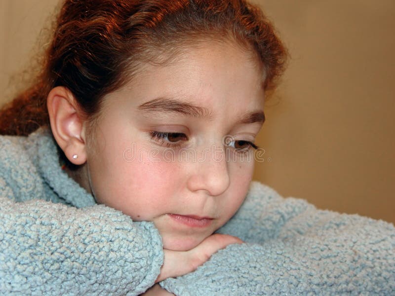 Söt tjej som tänker hårt royaltyfri bild