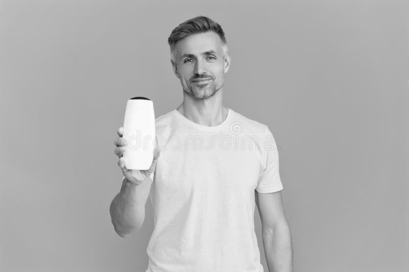 Hårvård och skinn. Kosmetiska produkter efter rakning. Antidandruff-hårgel. Erbjud efterrakning. Framläggande av kosmetiska produk royaltyfri foto