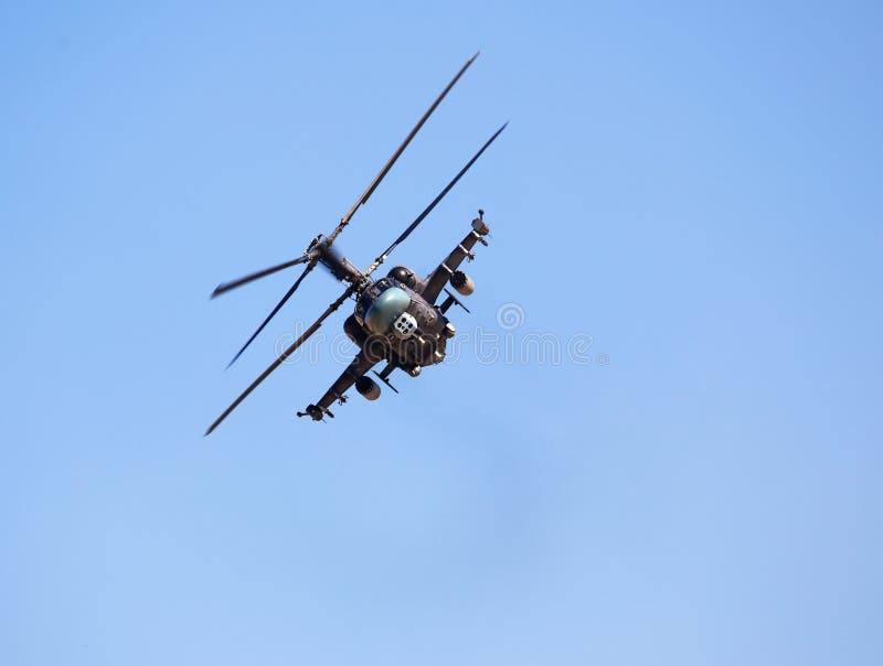 Hélicoptère combat en vol photo stock Hélicoptère combat en vol photo stock
