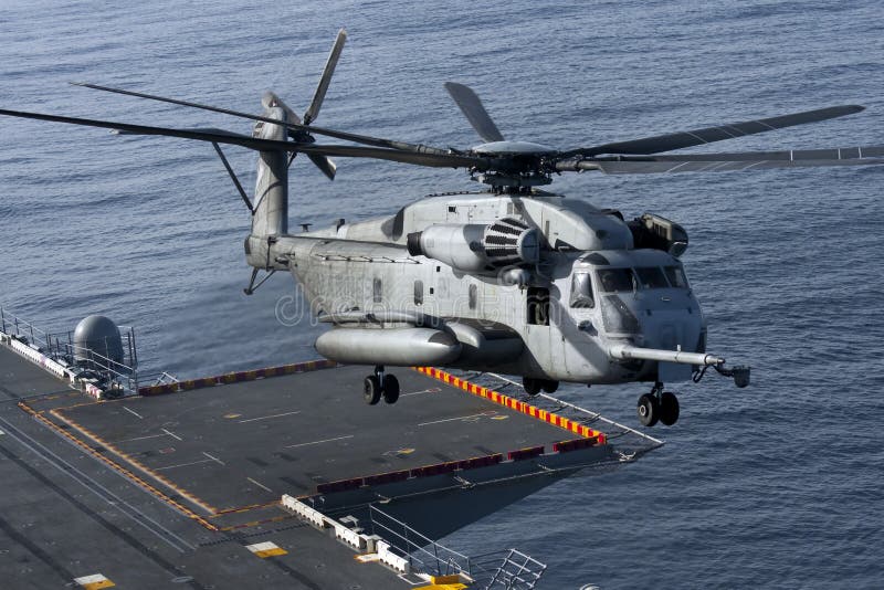 Hélicoptère de CH-53E à bord de l'USS Peleliu