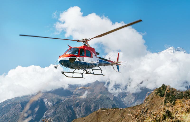 Hélicoptère de sauvetage médical atterrissant à haute altitude dans les montagnes de l'Himalaya Image du concept d'assurance sécu