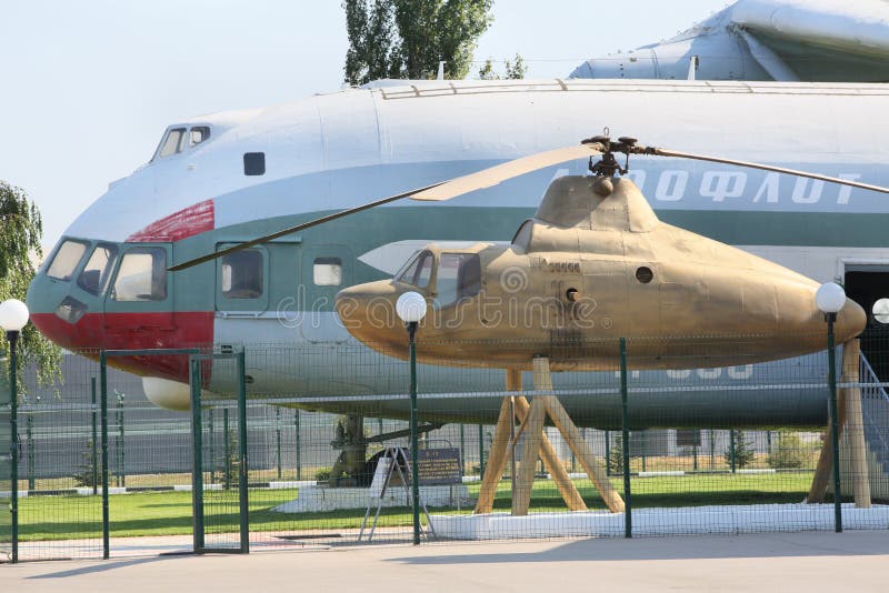 Hélicoptère de transport de fret V-12 (Mi-12) et hélicoptère - Mi-1