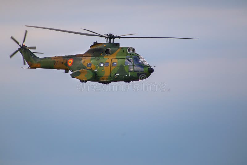 Hélicoptère roumain de puma de l'Armée de l'Air IAR 330 exécutant un vol de démonstration chez Timisoara Airshow images libres de droits Hélicoptère roumain de puma de l'Armée de l'Air IAR 330 exécutant un vol de démonstration chez Timisoara Airshow images libres de droits