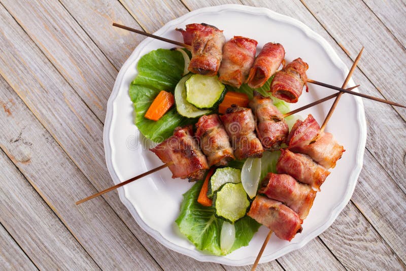 Hígado de pollo envuelto con tocino en los pinchos Kebabs asados a la parrilla del hígado con las verduras imagenes de archivo Hígado de pollo envuelto con tocino en los pinchos Kebabs asados a la parrilla del hígado con las verduras imagenes de archivo