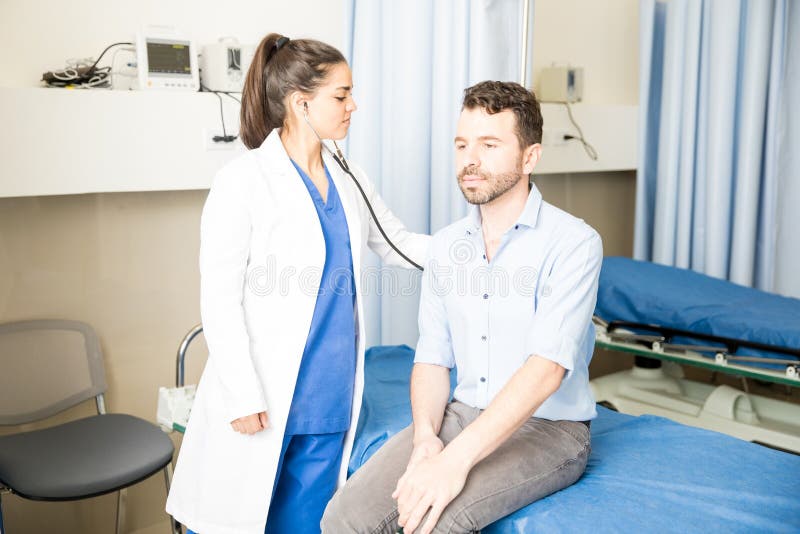 Hôpital de docteur Examining Patient In photos stock Hôpital de docteur Examining Patient In photos stock