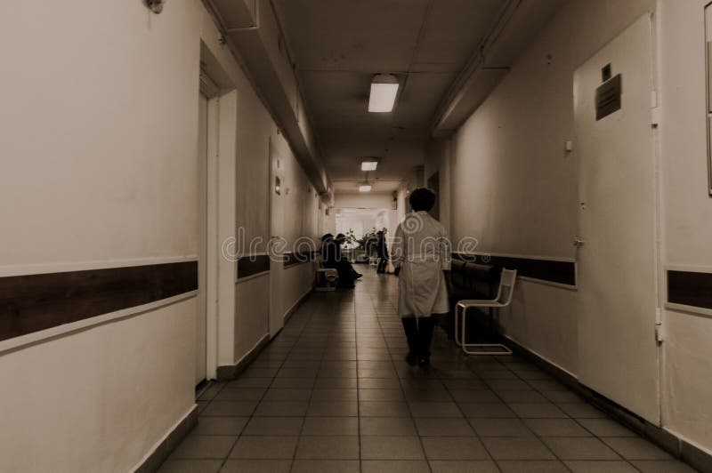 Hôpital psychiatrique abandonné par intérieur de couloir
