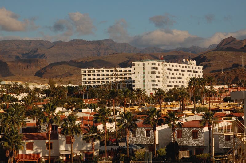 Hôtel blanc avec des pavillons, Gran Canaria images libres de droits Hôtel blanc avec des pavillons, Gran Canaria images libres de droits