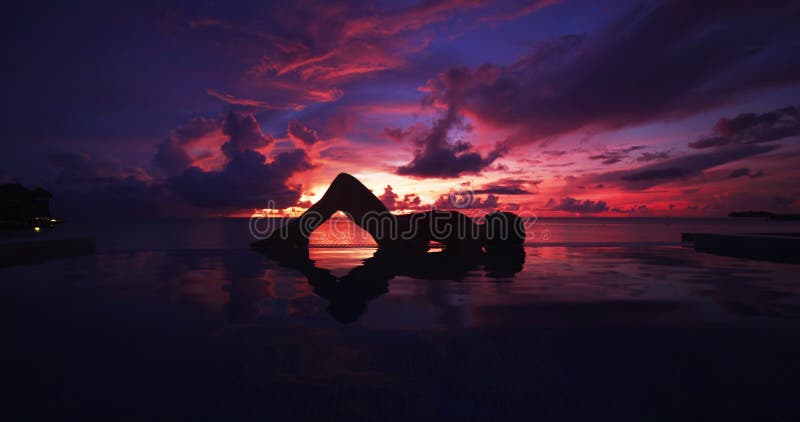 Hôtel de luxe voyage escapade destination à idyllique caraïbes tropical paysage. silhouette femme nageant dans banque de vidéos