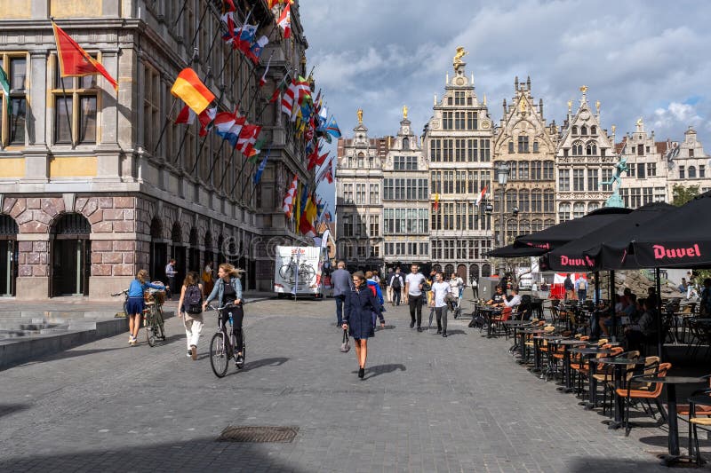 Hôtel de ville d'anvers sur le marché de grote photographie stock libre de droits