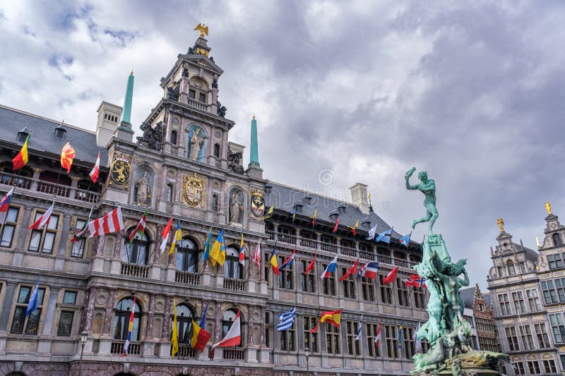 Hôtel de ville d'anvers sur le marché de grote image libre de droits
