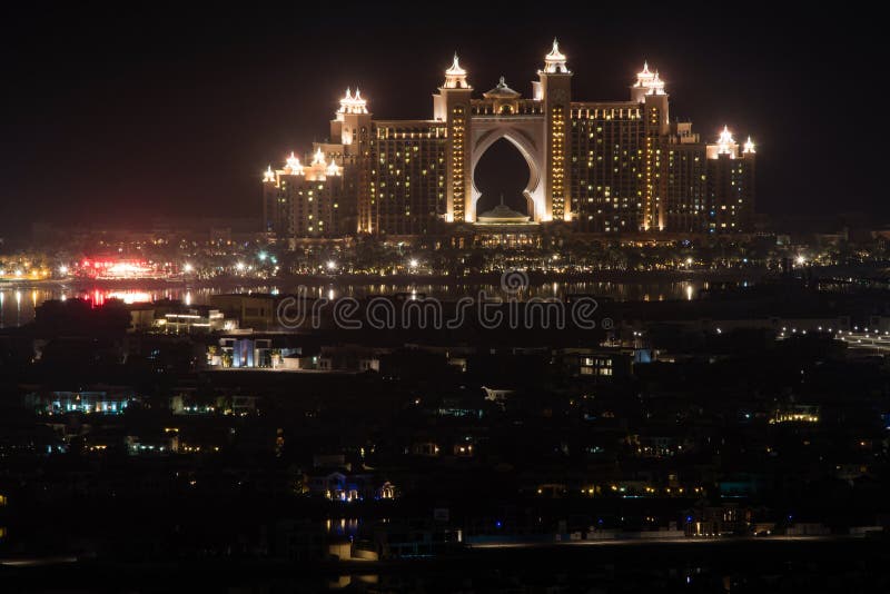 Hôtel l'Atlantide la paume la nuit, Dubaï Émirats arabes unis photographie stock Hôtel l'Atlantide la paume la nuit, Dubaï Émirats arabes unis photographie stock