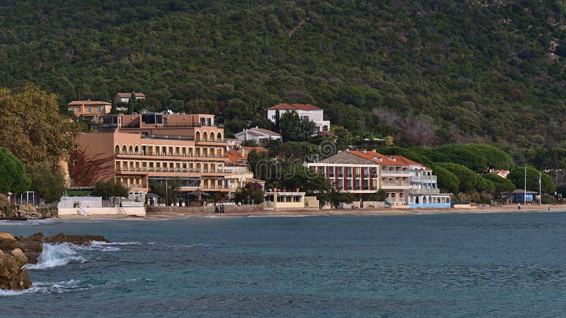 Hôtels touristiques sur la côte près de la lavandou sur la côte d'azur par jour ensoleillé en automne vue de la plage du layet.