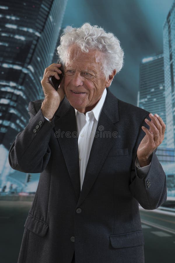 Hög affärsman med mobiltelefonen royaltyfri foto Hög affärsman med mobiltelefonen royaltyfri foto