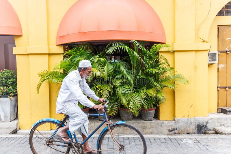 hög asiatisk manridningcykel på gatan, Asien royaltyfri fotografi hög asiatisk manridningcykel på gatan, Asien royaltyfri fotografi