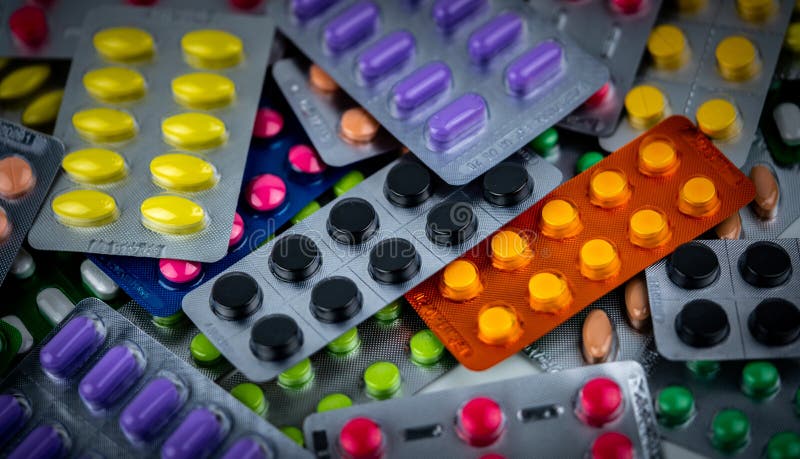 Hög av den färgrika minnestavlapreventivpilleren, i att förpacka för blåsa Begrepp för farmaceutisk bransch Apotekapotek Smärta m arkivfoton