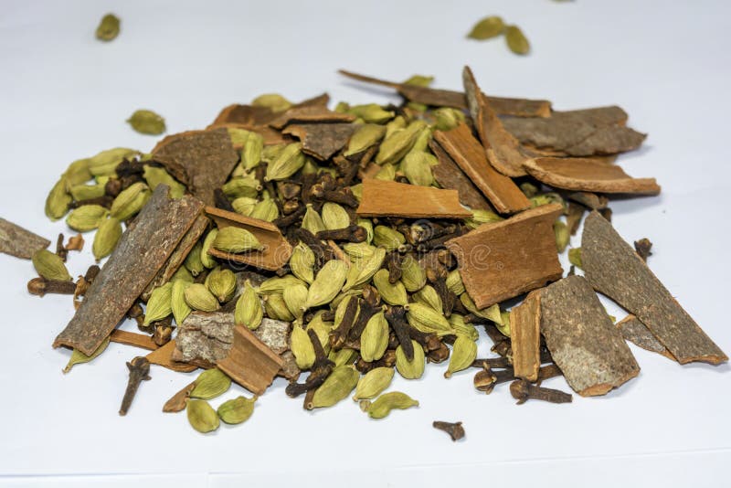 Hög av Garam Masala, indiska kryddor på en vit bakgrund arkivfoto Hög av Garam Masala, indiska kryddor på en vit bakgrund arkivfoto